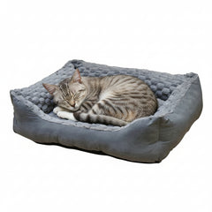 Graues Katzenbett "Diamond" mit weicher Polsterung und einer grau gestreiften Katze, die gemütlich darin schläft.