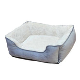 Komfortables rechteckiges Hundebett "TOFA" mit grauer Außenfläche und hellem, plüschigem Innenfutter.