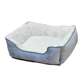 Komfortables rechteckiges Hundebett "TOFA" mit grauer Außenfläche und hellem, plüschigem Innenfutter.