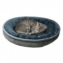 Gemütliches graues Katzenbett "LEIF" mit hoher Rand und schlafender gestreifter Katze darin. Ideal für entspannten Schlaf.