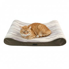 Katzenbett "SORIN" in gewellter Form mit gestreiftem Muster, eine orangefarbene Katze liegt entspannt darauf.