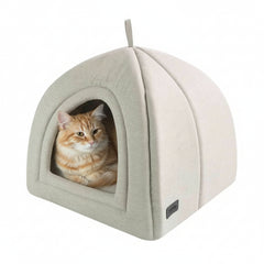 Gemütliche eckige Katzenhöhle "VALEA" aus beigem Stoff mit weicher Polsterung und entspannter Katze im Inneren.