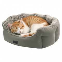 Graues ovales Katzenbett "CACHO" mit flauschigem Futter, in dem eine orange-weiße Katze entspannt schläft.