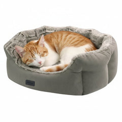 Graues ovales Katzenbett "CACHO" mit flauschigem Futter, in dem eine orange-weiße Katze entspannt schläft.