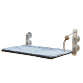 Erhöhte Katzenliege "Tapado" aus grauem Polstermaterial, platzsparend an der Wand befestigt, mit Spielzeugseite.