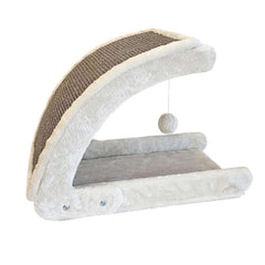 "Kratzbrett 'Curvy' für Katzen in Bogenform mit sisalbezogener Oberseite und weichem, hellem Stoff auf der Unterseite."