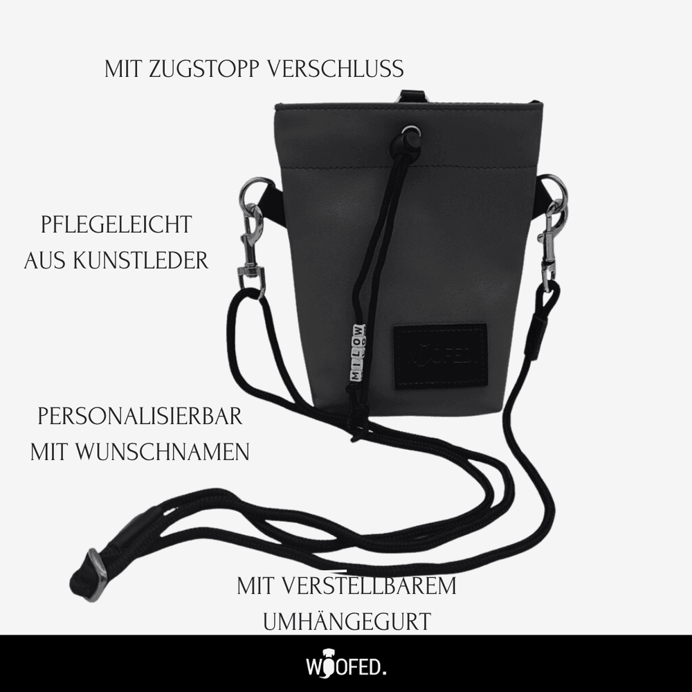 Kleine graue Umhängetasche aus Kunstleder, personalisierbar mit Namen, ideal für Snacks und Leckerlis.