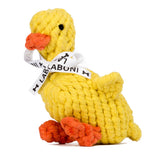 ALT-Text: Gelbe Emma Ente, knuffiges Hundespielzeug aus geflochtenem Material mit orangefarbenen Füßen und LABONI-Band.