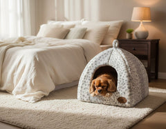 Gemütliche Hundehütte "ALANIS" in Zeltform, grau gepunktet, mit entspanntem Cavalier King Charles Spaniel.