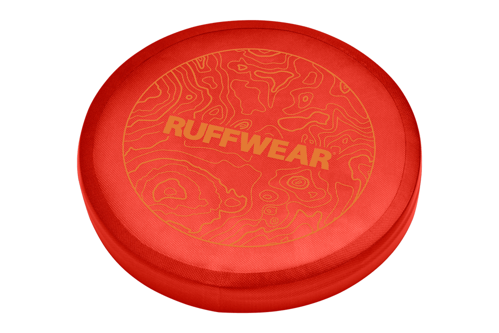 Rote Camp Flyer™ Frisbeescheibe für Hunde mit Reliefmuster und RUFFWEAR-Schriftzug, ideal für Outdoor-Aktivitäten.