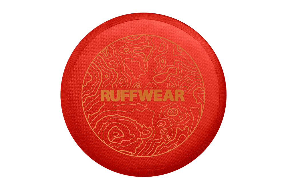Rote Camp Flyer™ Frisbeescheibe für Hunde von Ruffwear mit strukturierter Oberfläche und geschwungenem Muster.