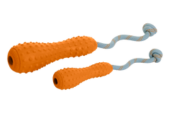Hunde-Wurfspielzeuge in Orange mit Noppen, eines mit blauem Griff, ideales Spielzeug für aktive Hunde.