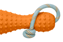 Gourdo™ Gummi-Wurfspielzeug für Hunde in Orange mit Noppen und blauem geflochtenem Seil zum Spielen und Apportieren.