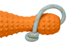 Gourdo™ Gummi-Wurfspielzeug für Hunde in Orange mit Noppen und blauem geflochtenem Seil zum Spielen und Apportieren.