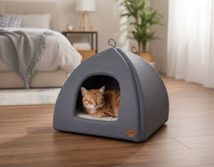 "Graue Katzenhöhle mit orangefarbener Katze, die entspannt schläft, in einem gemütlichen Zimmer."