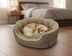"Gemütliches rundes Hundebett Classic 'BRENTA' mit schlafendem Hund in modernem Raum auf Holzboden."