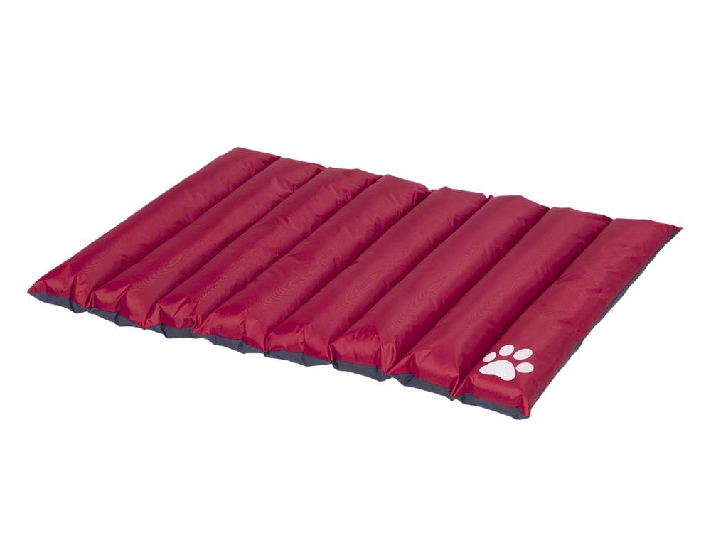 Aufblasbare Wendematte "Anon" in Rot mit horizontalen Kammern und strukturierter Oberfläche, Pfotenabdruck in der Ecke.