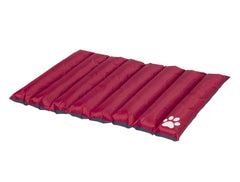 Aufblasbare Wendematte "Anon" in Rot mit horizontalen Kammern und strukturierter Oberfläche, Pfotenabdruck in der Ecke.