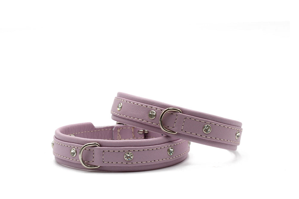 Schmale Halsbänder in Lavendel mit silbernen Nieten, aus hochwertigem Lederimitat, elegant und handgenäht.