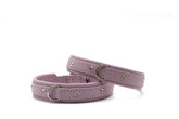 Schmale Halsbänder in Lavendel mit silbernen Nieten, aus hochwertigem Lederimitat, elegant und handgenäht.