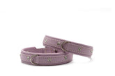 Schmale Halsbänder in Lavendel mit silbernen Nieten, aus hochwertigem Lederimitat, elegant und handgenäht.