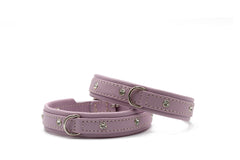 Schmale Halsbänder in Lavendel mit silbernen Nieten, aus hochwertigem Lederimitat, elegant und handgenäht.