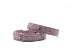 Schmale Halsbänder in Lavendel mit silbernen Nieten, aus hochwertigem Lederimitat, elegant und handgenäht.