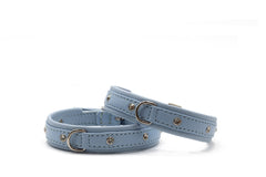 Helle, elegante Lederarmbänder in Blau mit Silber-Nieten und Verschluss, ideal für einen stilvollen Look.