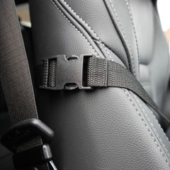 Reisebett KADEK: Sicherer Autositzgurt aus strapazierfähigem Material mit schwarzer Schnalle.