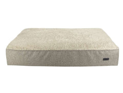 Bequemes quadratisches Hundebett "CALBU" mit flauschiger, beiger Oberfläche und grauer Seitenfläche für entspannte Momente.