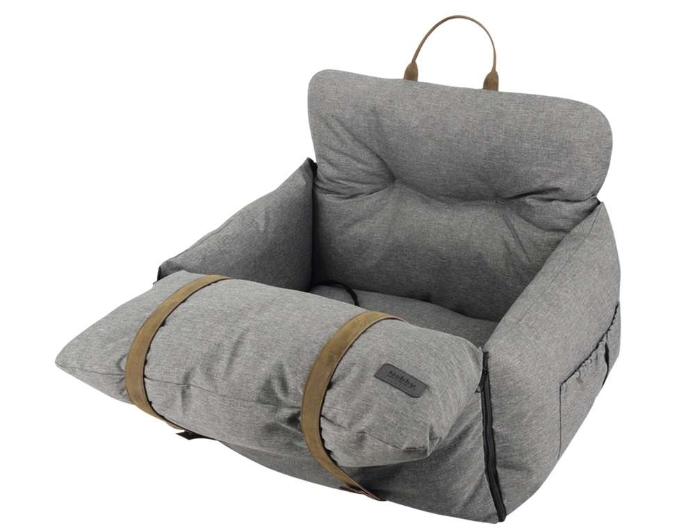 Graues Reisebett "Bena" mit hoher Rückenlehne, gepolstertem Kissen und stilvollen Ledergriffen im minimalistischen Design.