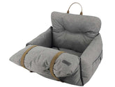 Graues Reisebett "Bena" mit hoher Rückenlehne, gepolstertem Kissen und stilvollen Ledergriffen im minimalistischen Design.