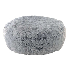 Runder grauer Pouf "NURU" aus flauschigem Material, ideal als kuschelige Sitzgelegenheit für jeden Raum.