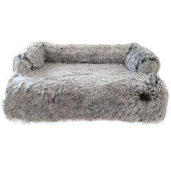 Tierfreundliches Kuschelbett "NURU" aus grauem Plüsch mit erhöhten Seiten und Armlehnen für zusätzlichen Komfort.