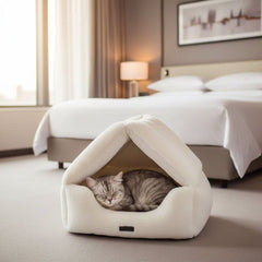 Gemütliche Katzenhöhle "SORA" mit schlafender gestreifter Katze in modernem Schlafzimmer.