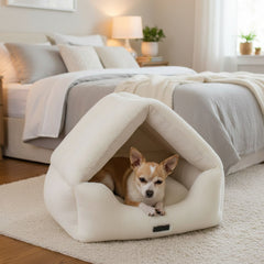 Hundefreundliches Bett in Form eines Hauses mit Chihuahua in einem gemütlichen Raum.