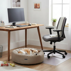Moderner Raum mit Schreibtisch und ergonomischem Stuhl, runder Hundebett "ZARIF" mit schlafendem Hund im Vordergrund.