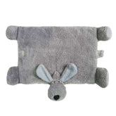 Bequeme graue Kuschelmatte in Tierform mit Ohren und Gesicht, ideal für gemütliche Stunden mit Haustieren.
