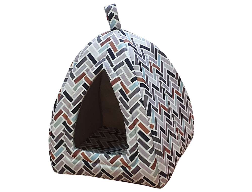 Stilvolles Katzenbett in Hausform mit geometrischem Muster in Blau, Braun und Weiß für moderne Wohnräume.