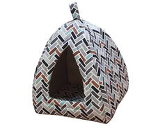 Stilvolles Katzenbett in Hausform mit geometrischem Muster in Blau, Braun und Weiß für moderne Wohnräume.