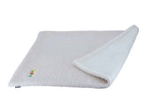 Weiche, hellbeige Decke mit flauschiger Textur und buntem "Baby"-Stick auf einer Ecke. Ideal für Babys und Kleinkinder.