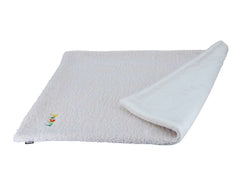 Weiche, hellbeige Decke mit flauschiger Textur und buntem "Baby"-Stick auf einer Ecke. Ideal für Babys und Kleinkinder.