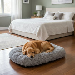 "Ein Hund entspannt auf der grauen Komfortmatte Kabarik in einem hellen Schlafzimmer mit Tageslicht."