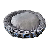 Rundes Komfortbett Donut "ELIO" für Haustiere in Camouflage-Design mit grauem Innenkissen und gestreiftem Rand.