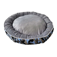 Rundes Komfortbett Donut "ELIO" für Haustiere in Camouflage-Design mit grauem Innenkissen und gestreiftem Rand.