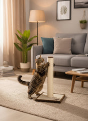 "Katzenkratzbaum CLASSIC II in gemütlichem Wohnzimmer mit gestreifter Katze beim Kratzen auf hellem Teppich."