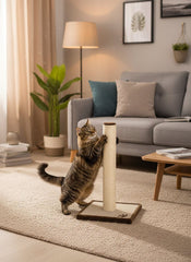 "Katzenkratzbaum CLASSIC II in gemütlichem Wohnzimmer mit gestreifter Katze beim Kratzen auf hellem Teppich."