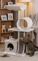 Moderne Katzenbaum "KANO Plus" in hellen Farben mit mehreren Ebenen, Höhle und Kratzbereich, gespielt von einer Katze.