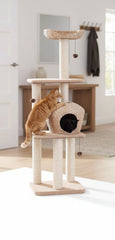 "Moderner, mehrstöckiger Kratzbaum NANUK mit Höhle und Ruheplatz für Katzen im stilvollen Raum."