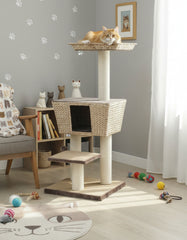 Katzenbaum MOTEGA S mit zwei Plattformen und Rückzugsort, orangefarbene Katze entspannt oben.